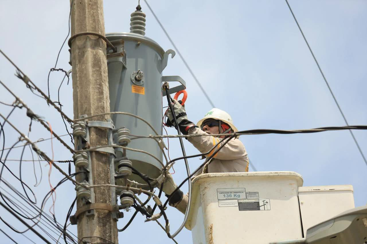 Personal en operación eléctrica